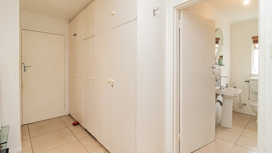 5 Bedroom Property for Sale in Sunnydale Western Cape